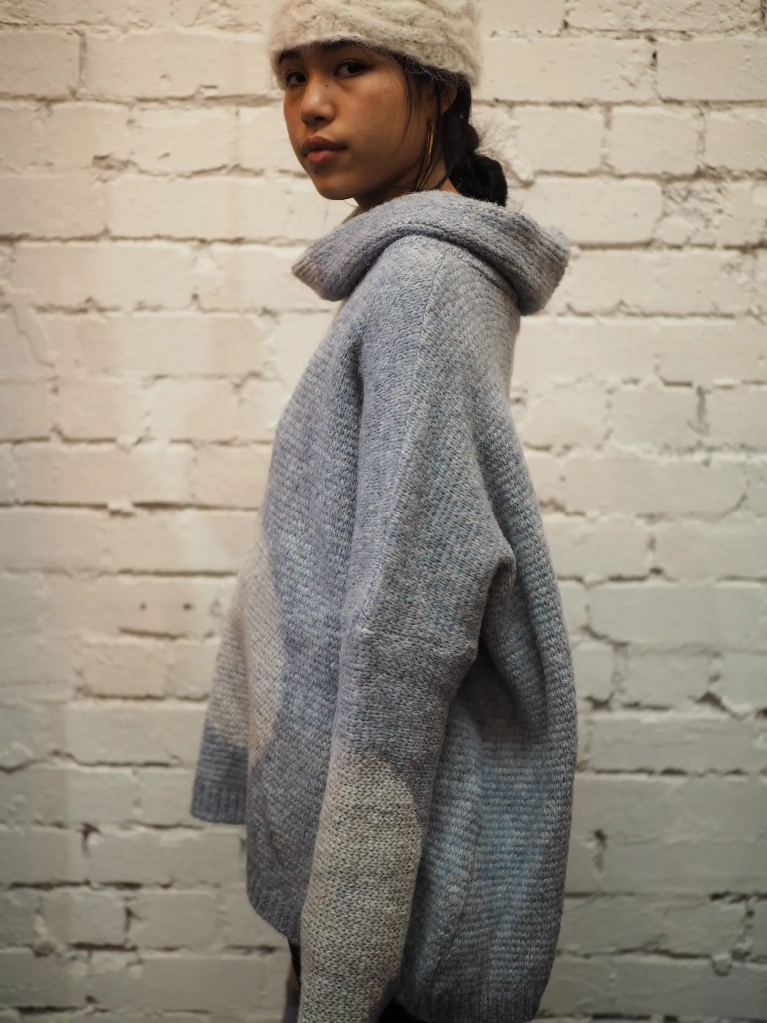 Over size spot sweater (alpaca) Denim blue / snow spot