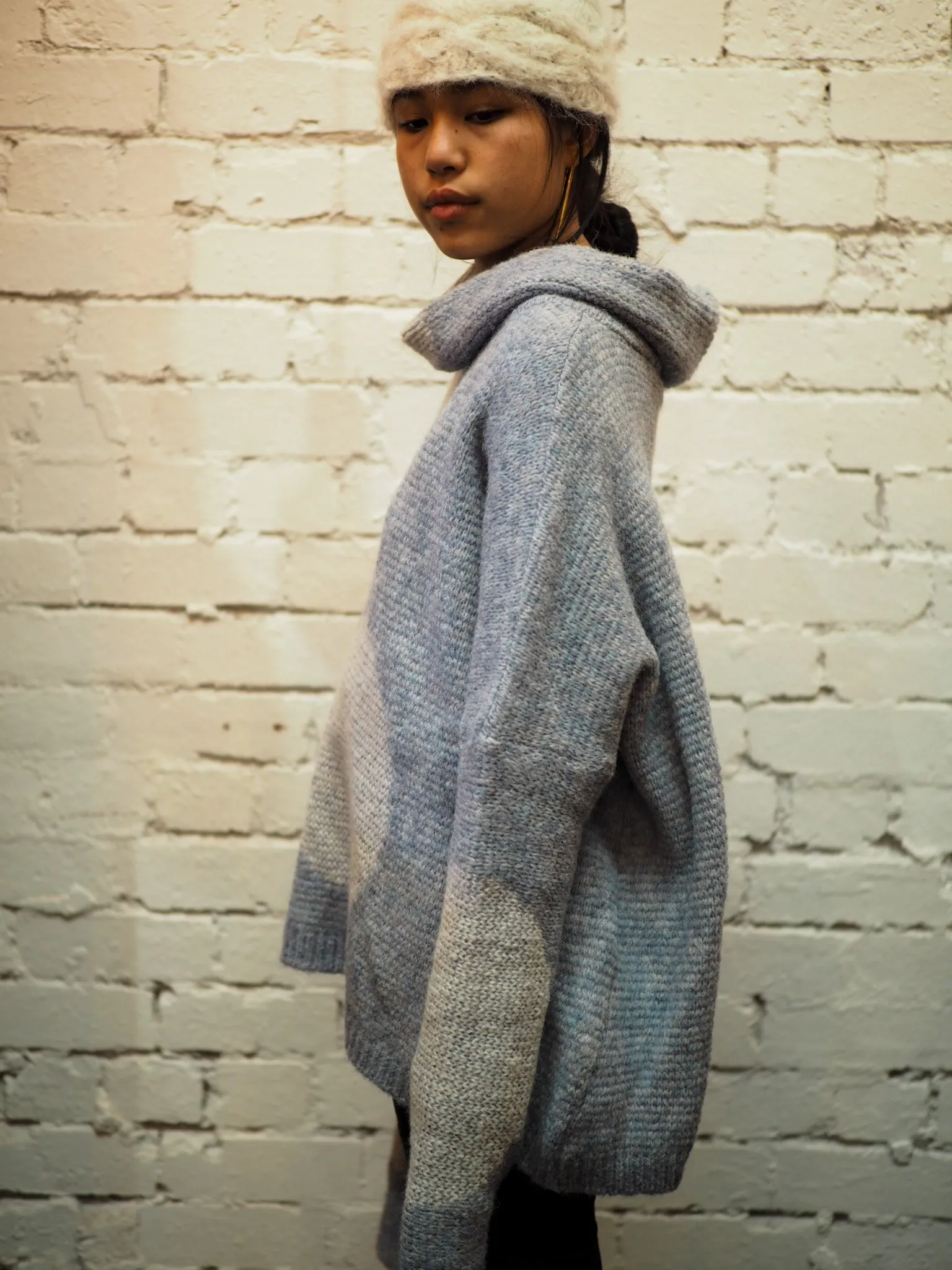 Over size spot sweater (alpaca) Denim blue / snow spot