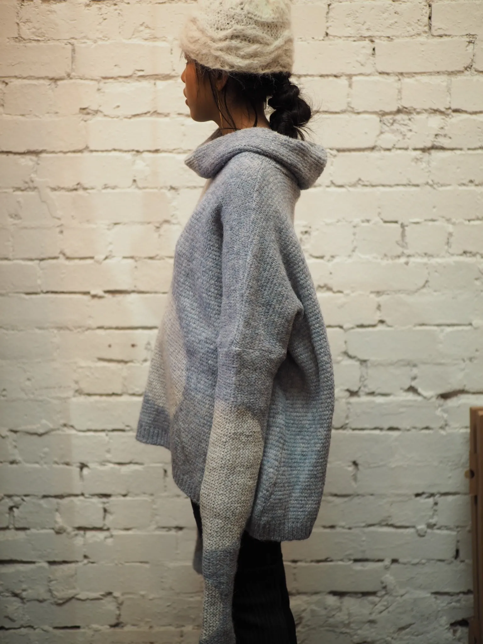 Over size spot sweater (alpaca) Denim blue / snow spot