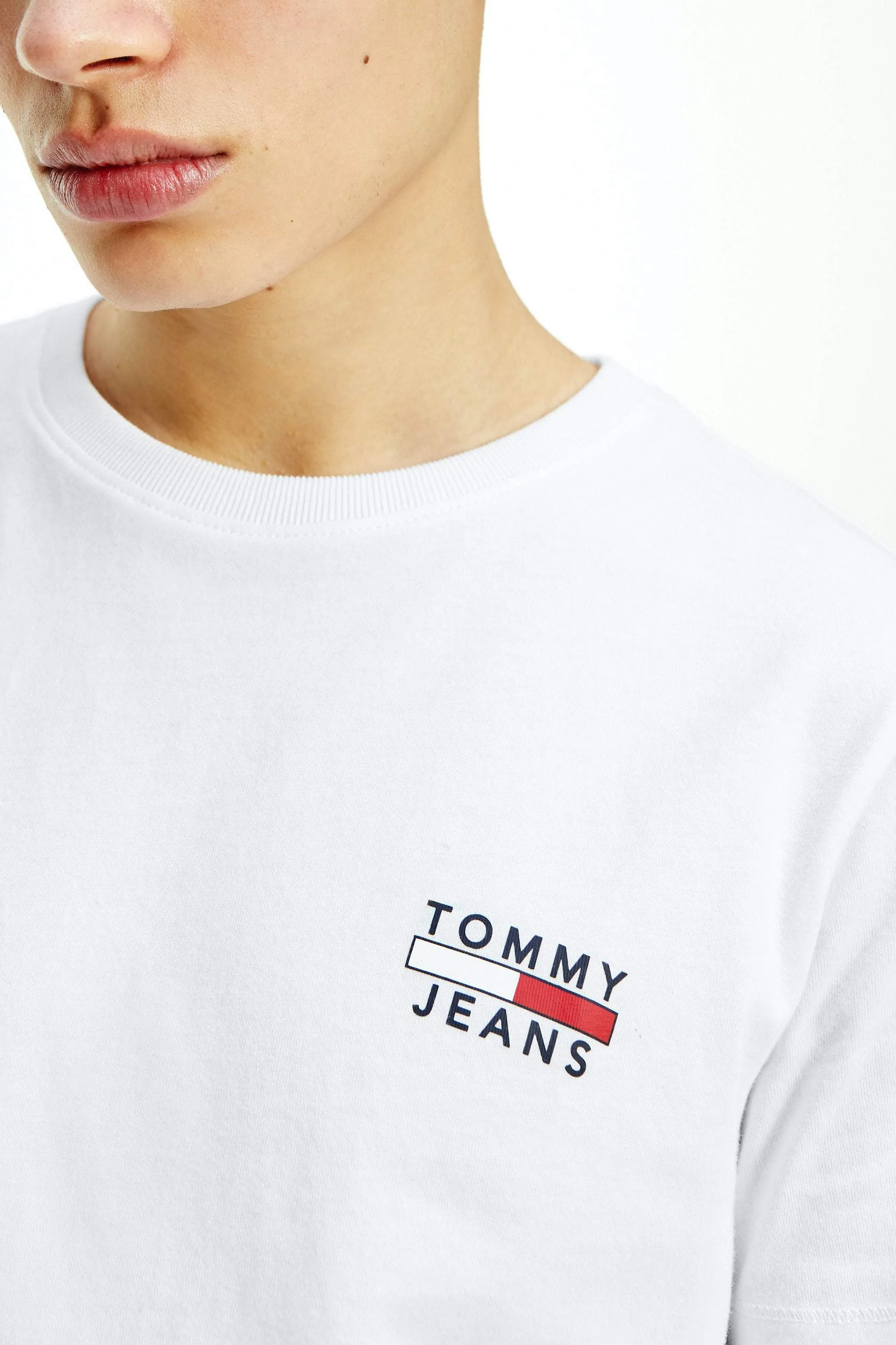 TOMMY JEANS CHEST LOGO TEE - WHITE